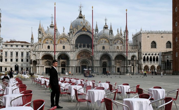 Restaurante fica vazio em Veneza; governo da Itália ampliou quarentena para frear o coronavírus