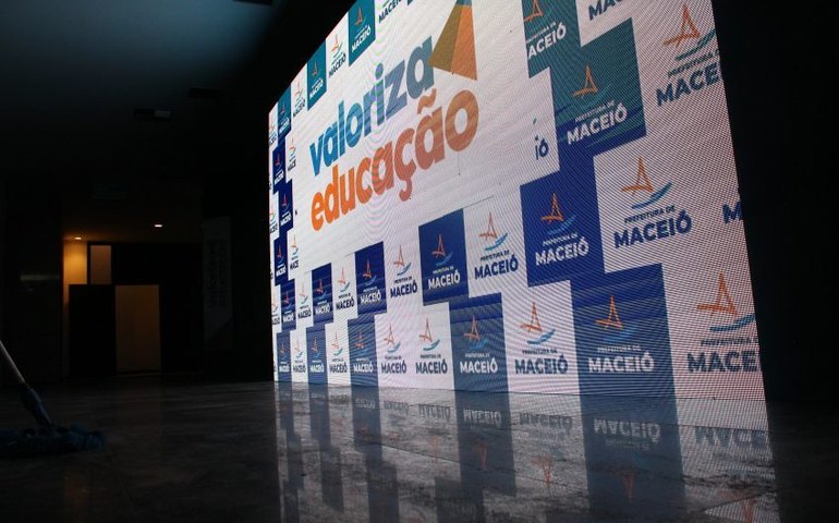 Prefeito JHC prorroga pagamento do Auxílio Internet para profissionais da rede municipal de ensino