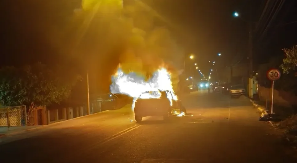 Carro é incendiado após atropelar duas pessoas e provocar morte de outra em Laranjeiras