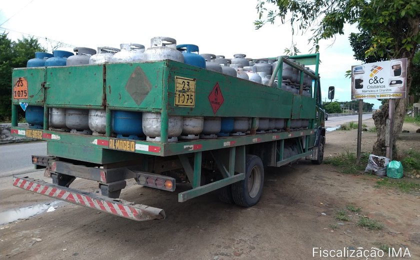 Caminhão tomba transportando produto químico perigoso