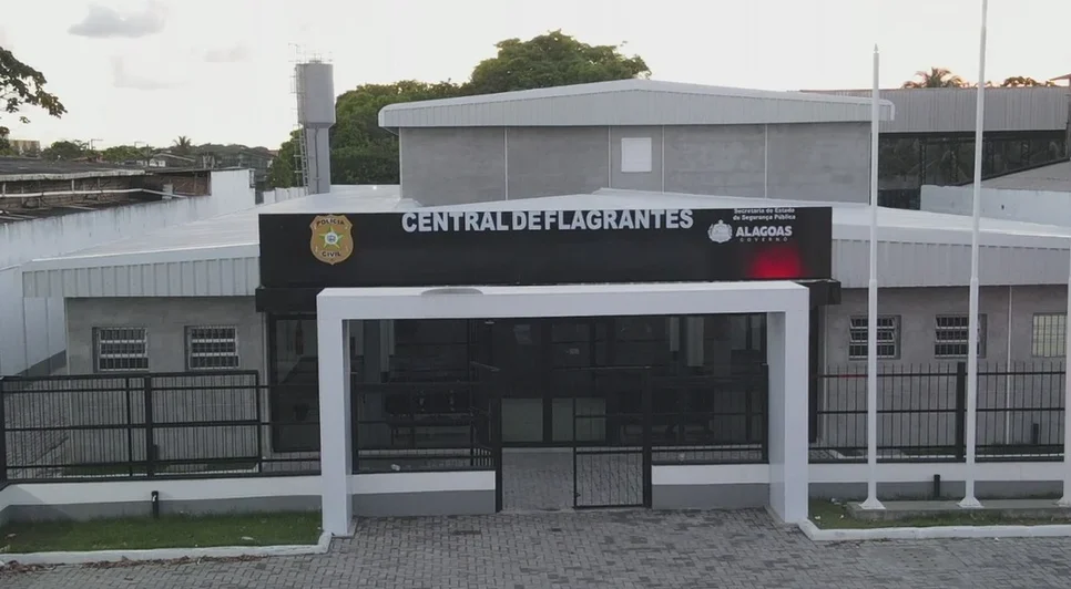 Vítima relatou aos policiais ter sido esganada e agredida com um soco; homem foi levado à Central de Flagrantes