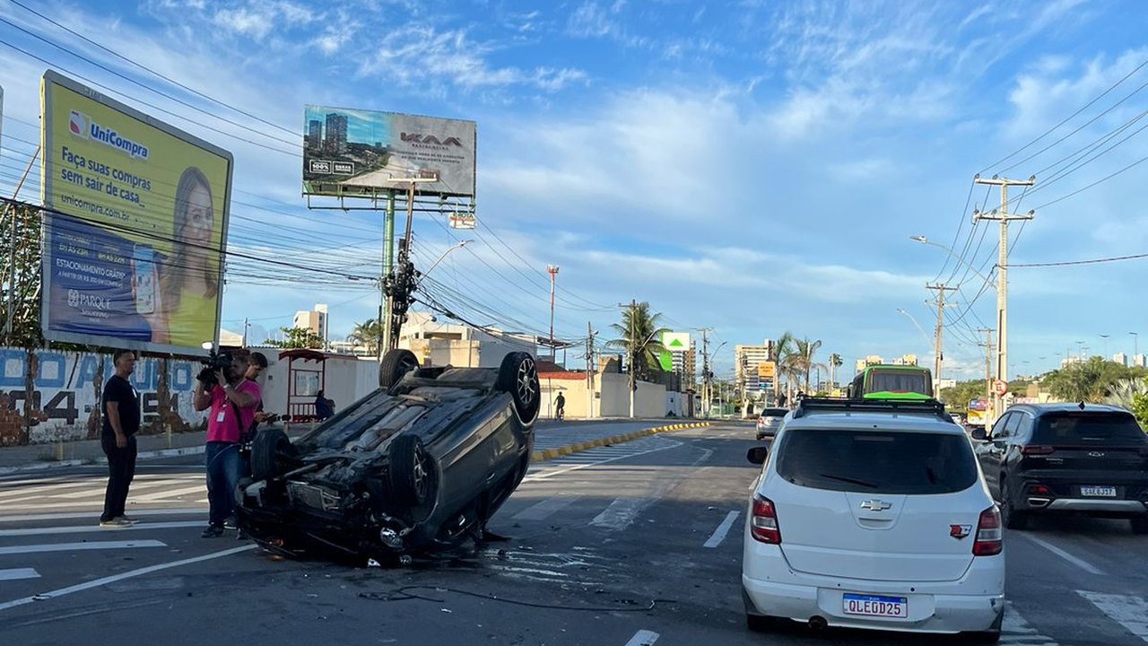 Motorista perde controle do veículo, capota e derruba poste com semáforo