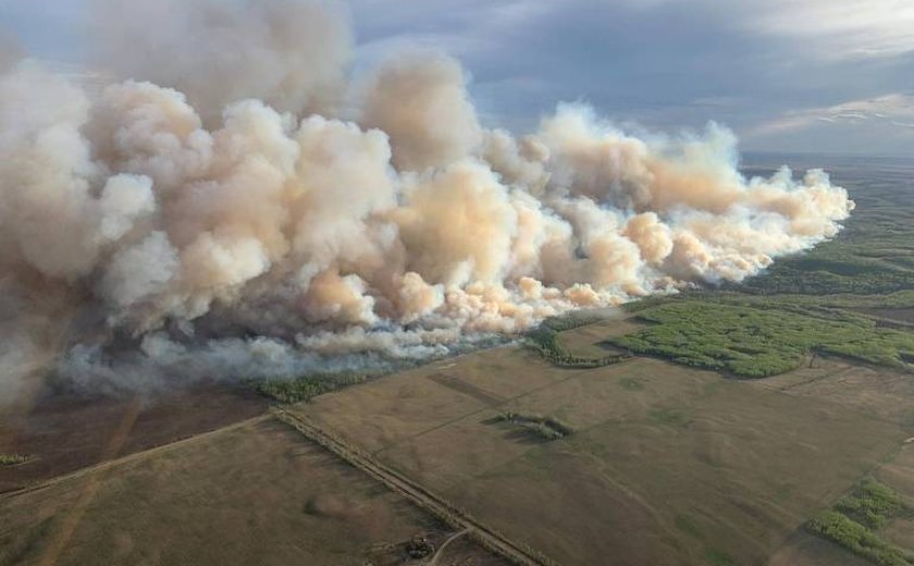 Incêndios florestais expulsam milhares de casa no Canadá