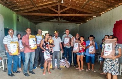 Prefeitura de Arapiraca entrega sementes de plantio para produtores rurais