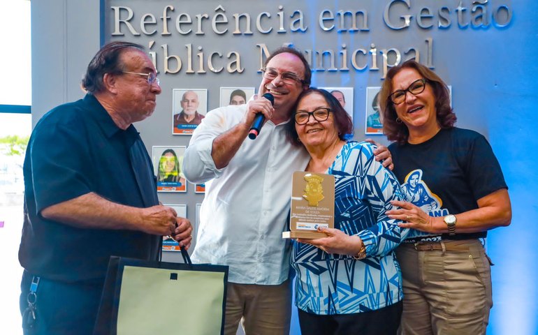 Prefeito Luciano anuncia pagamento dos salários na quinta (26) e homenageia servidores