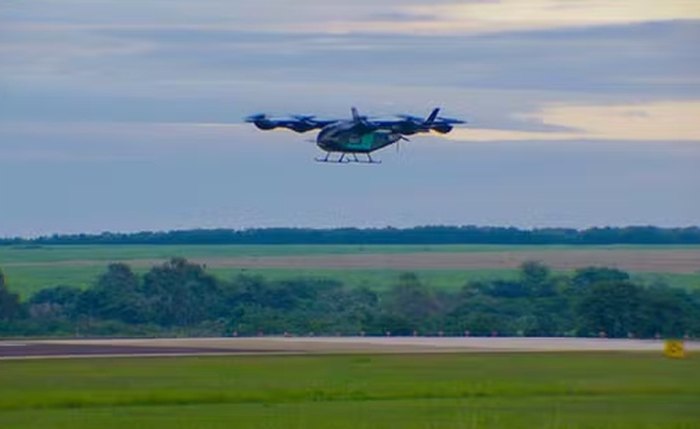 Modelo elétrico desenvolvido pela Eve Air Mobility inicia fase de testes e prevê avanço para voos livres a partir de 2026
