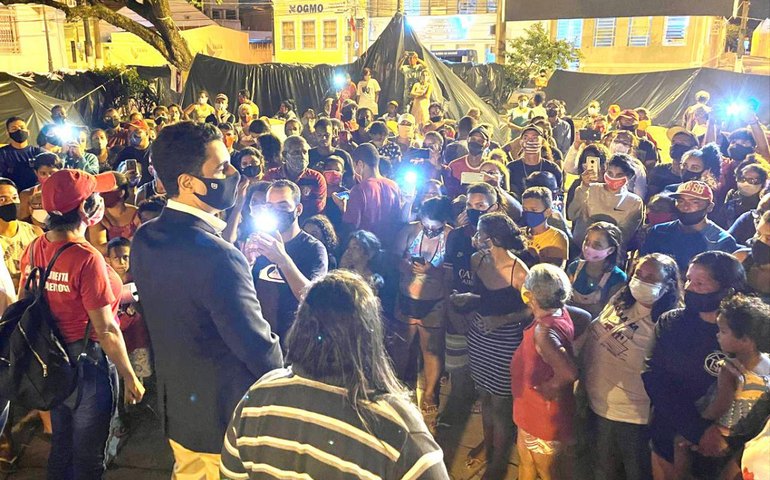 Prefeito JHC dialoga com MTST na sede da Prefeitura e visita acampamento na Praça Dois Leões