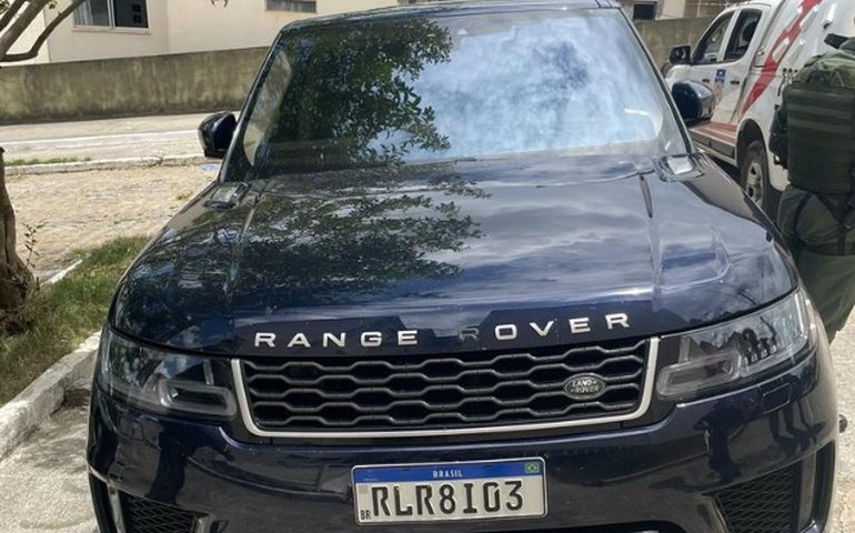 Carro de luxo furtado de loja em Maceió é encontrado abandonado 9 horas após o crime