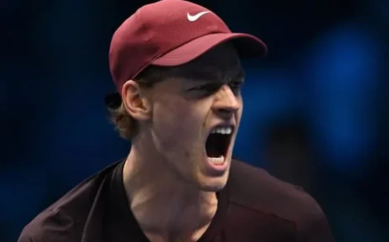 Sinner supera líder do ranking Alcaraz e é bicampeão do ATP Finals sem perder sets