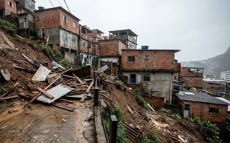 Chuva forte provoca deslizamento de terra na Rocinha, no Rio