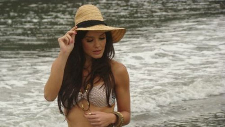 Talula faz ensaio sensual no litoral de São Paulo