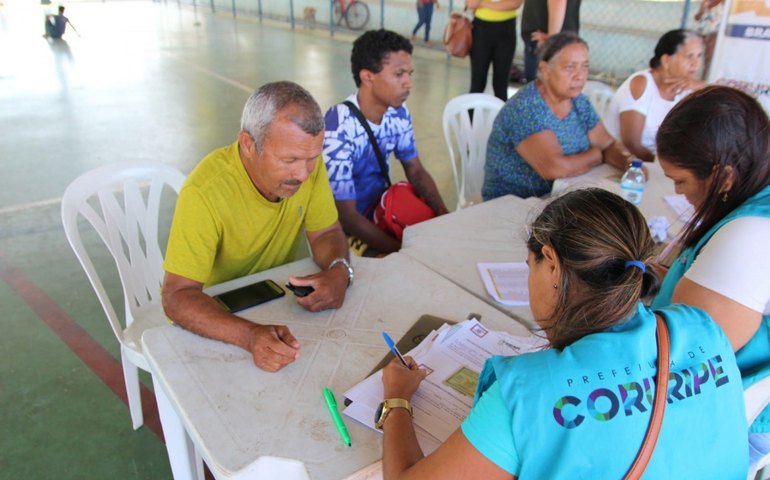 Moradores do Pontal de Coruripe afetados pelas fortes chuvas recebem cestas básicas