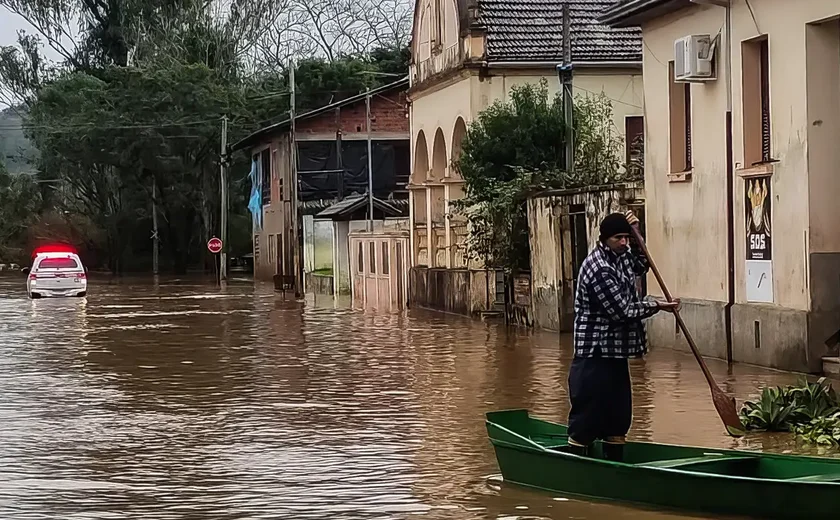 Defesa Civil faz alertas e retira pessoas de áreas afetadas pela chuva