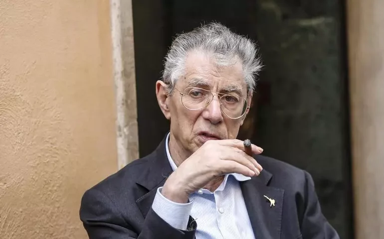 Umberto Bossi, fundador do partido Liga, morre aos 84 anos