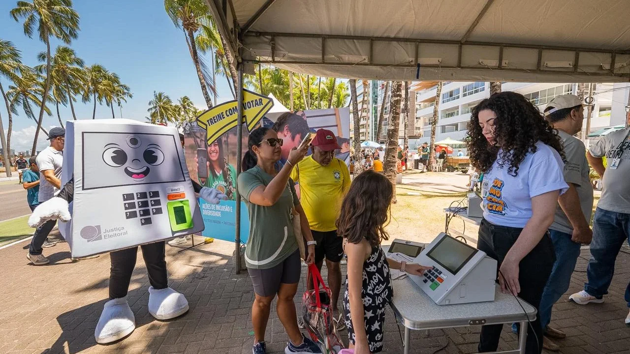 Rolê com a Pilili: TRE leva treinamento para eleitores idosos à orla de Maceió