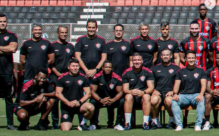 Vitória busca virada, respira e afunda Athletico-PR no Z-4 em noite de recorde no Ligga Arena