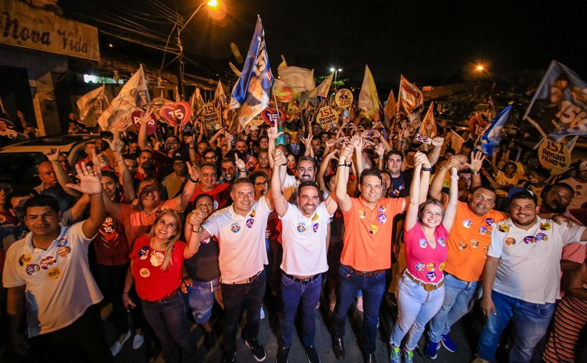 Paulo Dantas faz caminhada com moradores de Fernão Velho