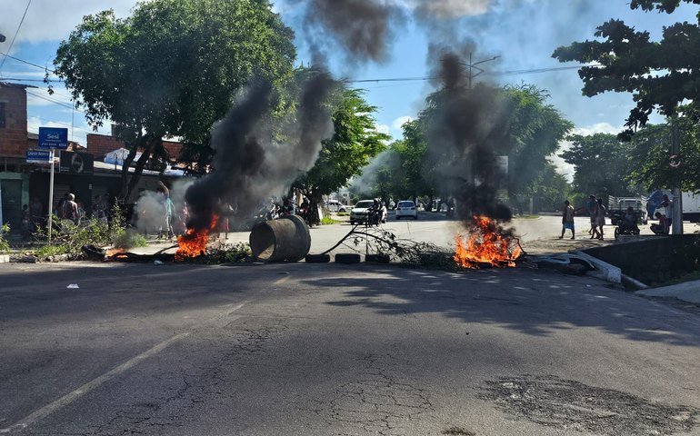Novo protesto contra a Prefeitura de Maceió bloqueia as ruas da orla lagunar de Jaraguá; veja vídeos