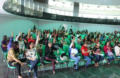 Em assembleia servidores da educação suspendem greve em Maceió