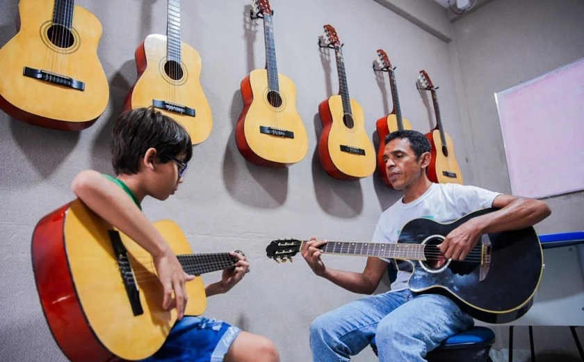 Arapiraca comemora os 15 anos de Escola de Artes e Museu Zezito Guedes com aula aberta e exposição