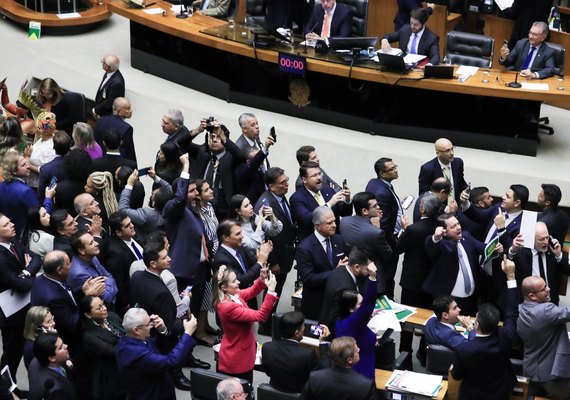 Câmara aprova em primeiro turno a PEC do corte de gastos do governo