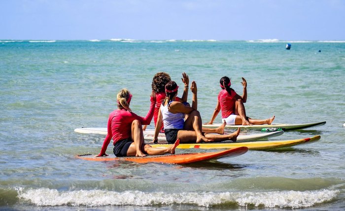 Outubro Rosa no Mar levou mulheres para a prática de esportes na praia da Ponta Verde