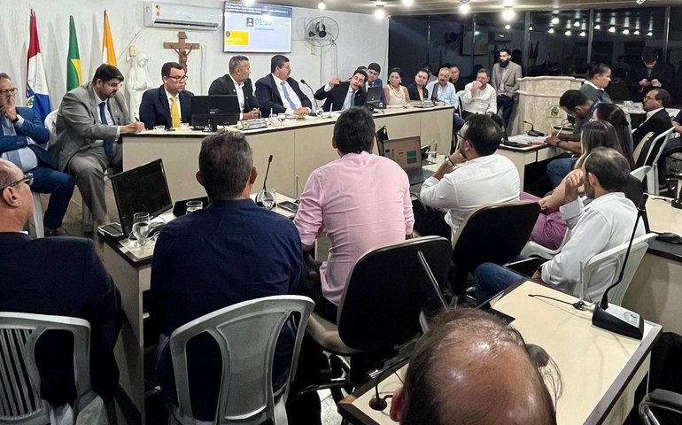 Jogaram o ex-imperador na arena dos leões