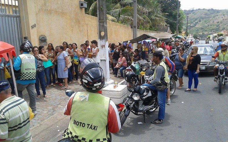 Seleção para 545 vagas na Educação de Palmeira faz candidatos madrugarem na fila de inscrição