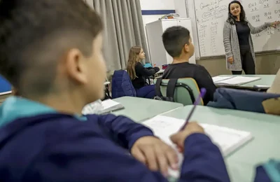 Professor brasileiro perde 21% do tempo de aula para manter disciplina