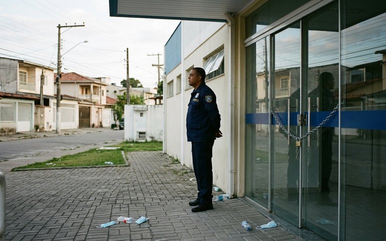 'A gente se sente desprotegido. Virou terra de ninguém a unidade' diz funcionário de clínica da família fechada há seis dias por guerra do tráfico