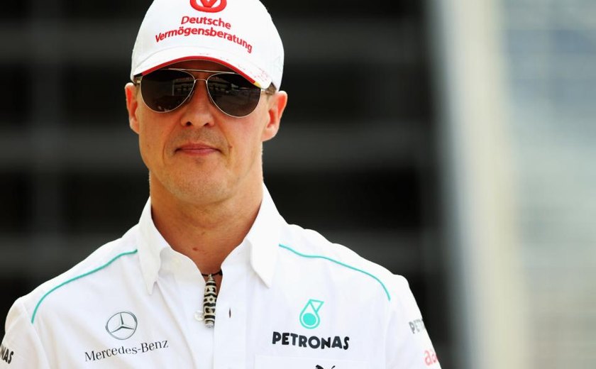 Jornal diz que Schumacher voltou a andar; família nega e pede respeito