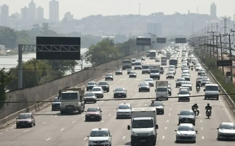 Engavetamento com seis veículos deixa um morto e mais de 40 feridos na Dutra em SP