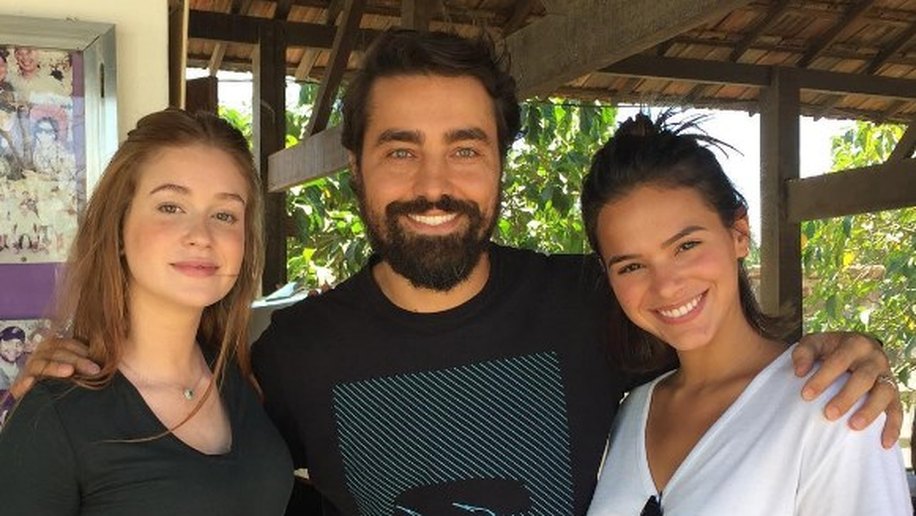 Marina Ruy Barbosa e Bruna Marquezine se encontram em preparação para novela