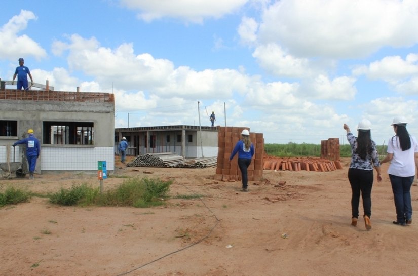 Prefeita visita obras que serão entregues nos 56 anos de campo Alegre