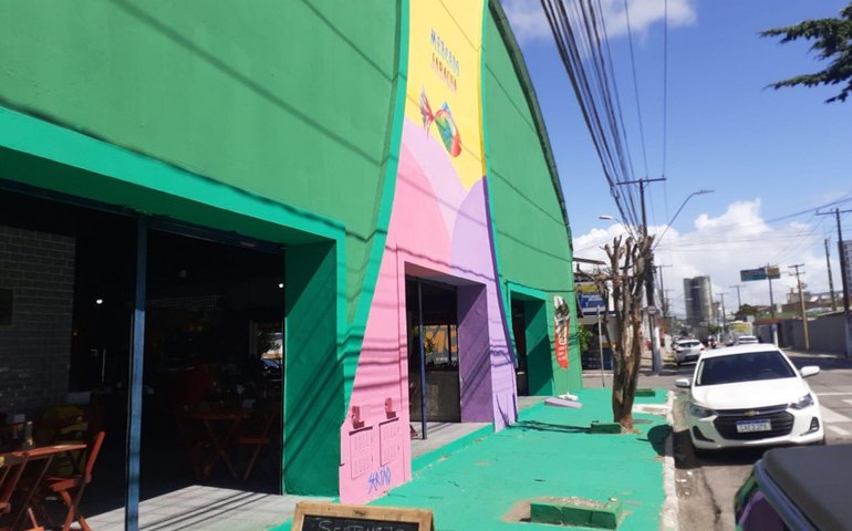 Mercado do Jaraguá ganha nova fachada com pintura de artista local