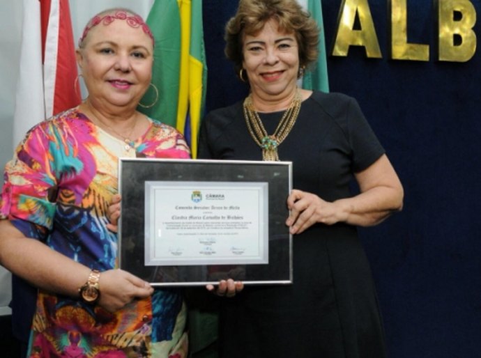 Apresentadora é homenageada com título da Câmara de Maceió