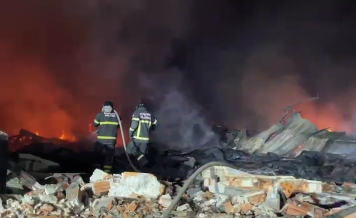 Fogo em fábrica de materiais inflamáveis mobiliza bombeiros há 5 horas Fogo em fábrica de materiais inflamáveis mobiliza bombeiros há 5 horas