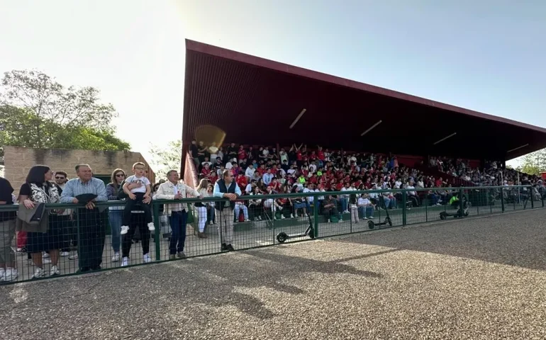 Criança morre após ser esfaqueada enquanto jogava futebol em campo na Espanha