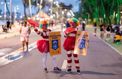 Prefeitura leva ação educativa à Orla Aberta sobre o uso de faixas na Ponta Verde