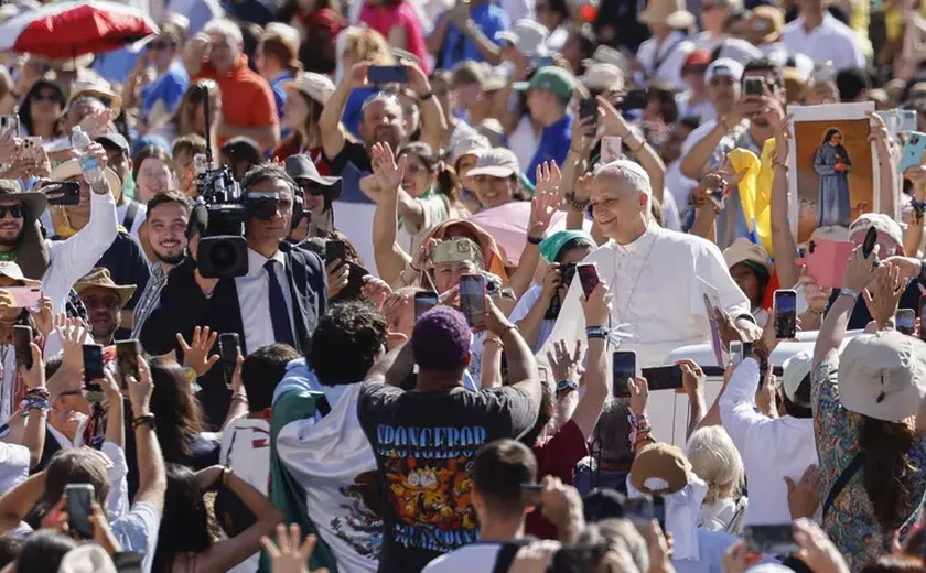 Papa critica 'sociedade doente' pela 'bulimia' das conexões