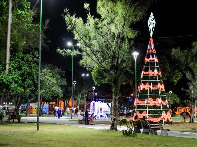 Bairros de Maceió recebem decoração natalina