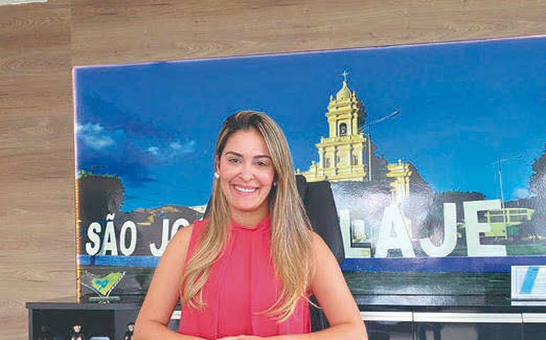 Prefeita Ângela Vanessa paga 14º a servidores efetivos e 13º aos contratados da Educação de São José da Laje