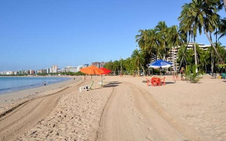 Ida à praia precisa de dupla proteção: máscaras e protetor solar