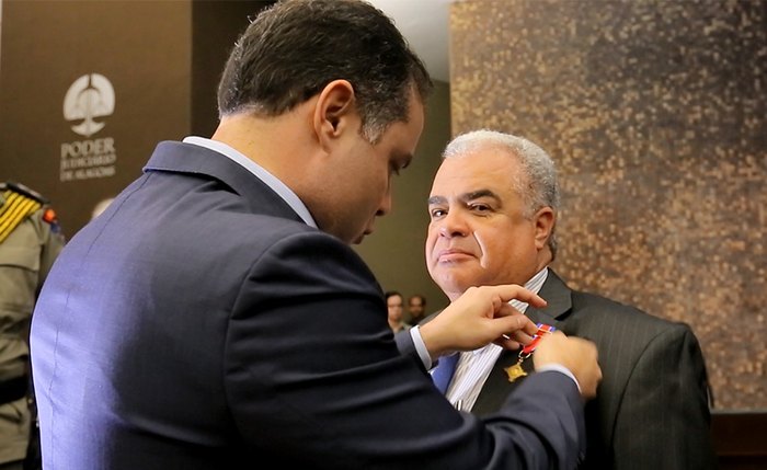 Giovanni Jatubá recebe medalha do ex-governador Renan Filho