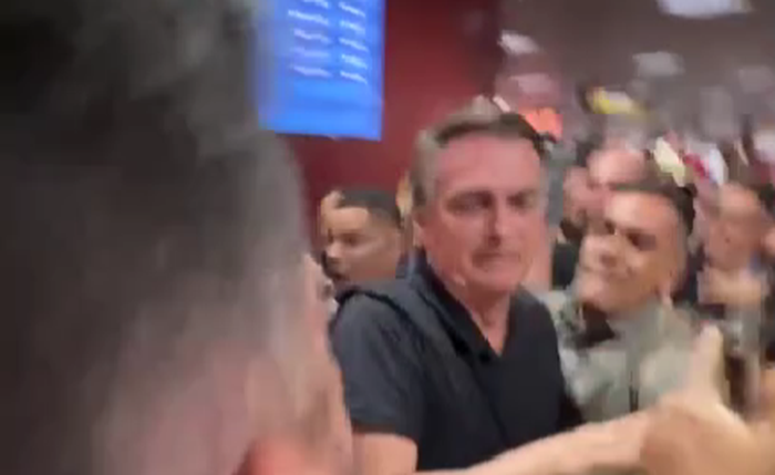 Bolsonaro chegou com familiares