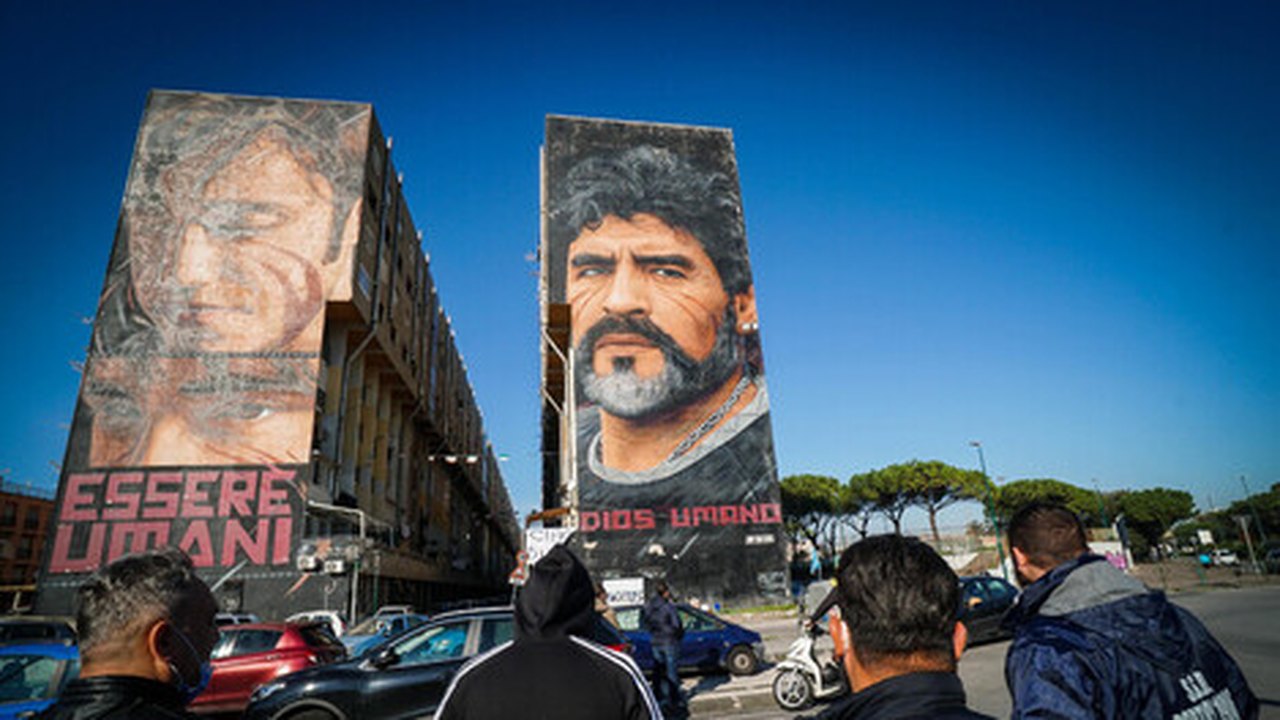 Demolição de mural de Maradona revolta moradores de prédio em Nápoles