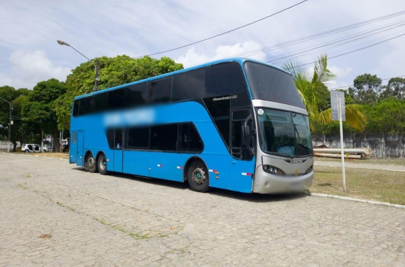 Agentes de trânsito flagram ônibus realizando transporte turístico irregular