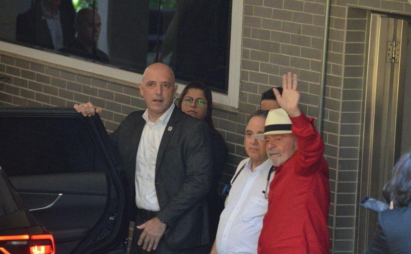 Lula recebe alta após cirurgia e retorna a Brasília hoje