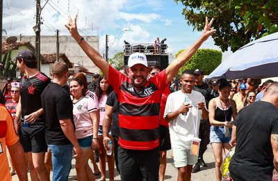 Neno da Laje lidera multidão no Bloco do Flamengo e garante expandir a folia por toda Alagoas