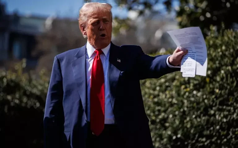 Trump afirma que não pretende matar Khamenei 'por enquanto'